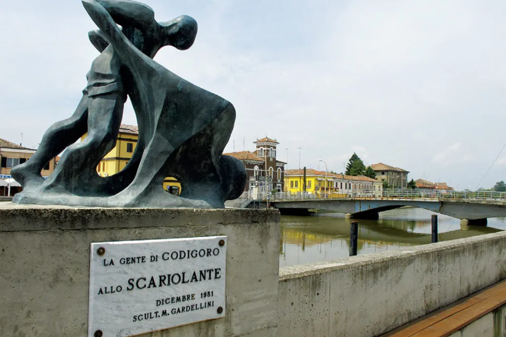 Il monumento allo Scariolante lungo il canale