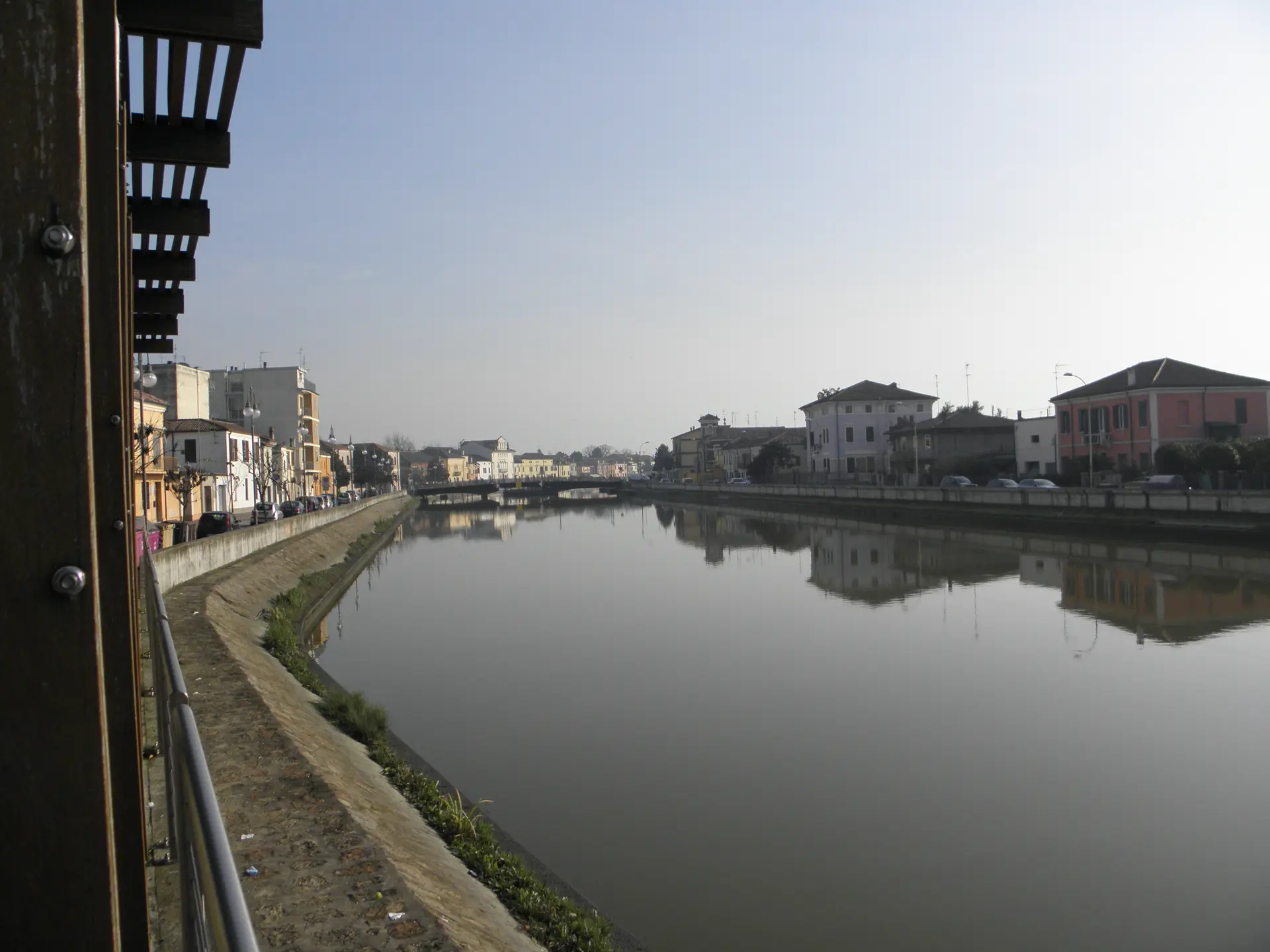 Il canale di Codigoro con le case e il ponte